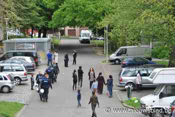 Honderdtal agenten valt binnen op verschillende plaatsen in beruchte wijk Peterbos