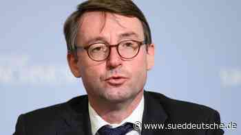 Wöller befürchtet weitere Radikalisierung durch Impfpflicht - Süddeutsche Zeitung