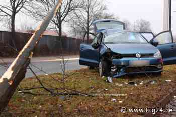 Unfall in Dresden-Prohlis: VW-Fahrerin kracht gegen Baum - TAG24