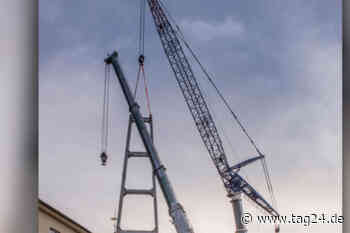 Dresden: Polizei muss 39-Jährigen von Kran holen! - TAG24