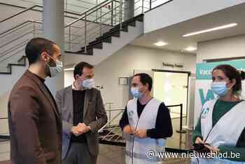 Beke en Mahdi steken vrijwilligers vaccinatiecentrum hart onder de riem: “Wij zijn nog altijd even gemotiveerd”