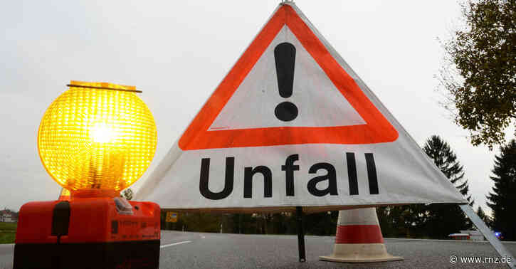 Mannheim:  Auto kippt bei Unfall um