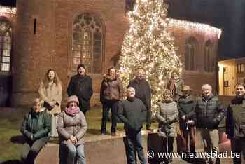 26 jaar oude kerstboom uit tuin inwoner krijgt plekje voor parochiekerk