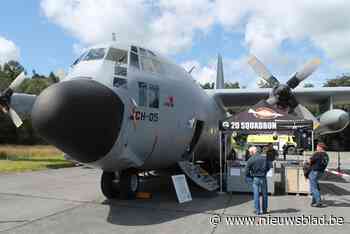 Afscheidsvlucht C-130 passeert boven vliegveld Ursel