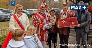 Karnevalisten aus Rathenow stürmen das Rathaus mit drei Prinzenpaaren - Märkische Allgemeine Zeitung
