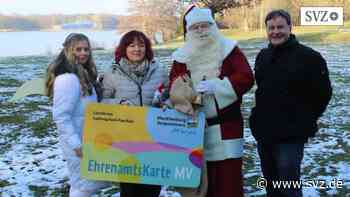 Tanzsportgarde in Parchim: Weihnachtsmann und Christengel überreichen Ehrenamtskarte | svz.de - svz – Schweriner Volkszeitung