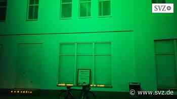 Zeichen der Solidarität: Hauswand in Parchim leuchtet grün für Flüchtlinge | svz.de - svz – Schweriner Volkszeitung