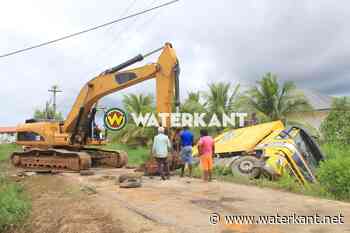 Graafmachine ingezet om vuilniswagen uit goot te halen - Waterkant