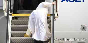 Papa Francisco tropeça em escada de avião na Grécia - UOL Notícias