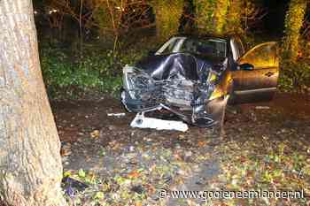 Automobilist gewond bij crash tegen boom in Huizen - De Gooi- en Eemlander