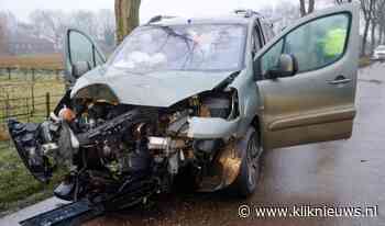 Twee gewonden na botsing tegen boom Hoge Broekstraat - Kliknieuws.nl