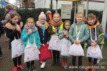 Nieuwjaarkezoete zingen gaat door: volwassenen delen snoepjes met mondmasker