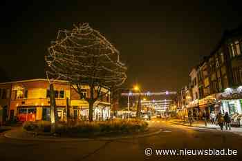 Winkeliers ontsteken kerstverlichting