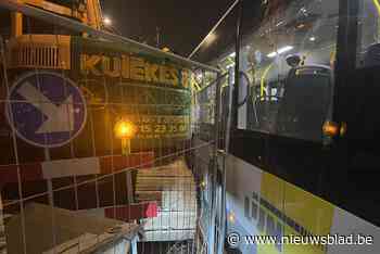 Lijnbus raakt kraan op bouwwerf