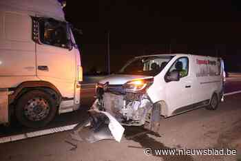 Bestelwagen tegen vangrail op E17