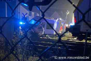 Stilstaand voertuig aangereden door trein