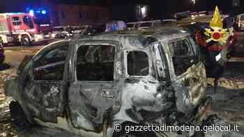 Modena, incendio nel parcheggio di un rivenditore di auto: 5 vetture in fiamme. Indagini in corso - La Gazzetta di Modena