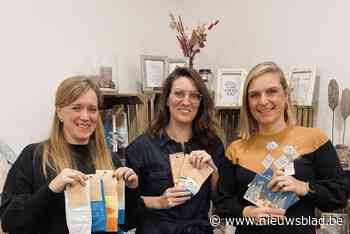 Elien en Kathy bieden gepersonaliseerde geschenken te koop in hun pop-up