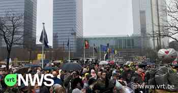 Ongeveer 700 mensen betogen tegen coronabeleid aan station Brussel-Noord: dertigtal mensen opgepakt - VRT NWS