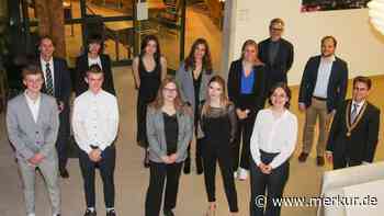 Gedenkstättenreferentin Eva Gruberová und eine Schülergruppe erhielten den Dachau-Preis für Zivilcourage - Merkur Online