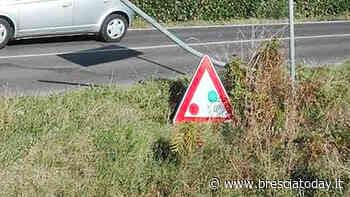 Auto sbanda e abbatte i cartelli stradali, conducente in gravi condizioni - BresciaToday
