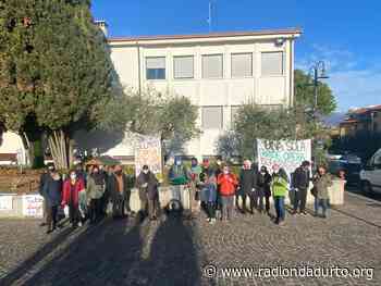 TAVOLO AMBIENTE GARDA E PRESIDIO “9 AGOSTO” CONTESTANO LA MINISTRA GELMINI A MONIGA D.G. (BS) - Radio Onda d'Urto