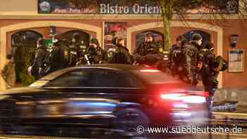 Mehrere Corona-Proteste in Sachsen: Polizei greift ein - Süddeutsche Zeitung - SZ.de