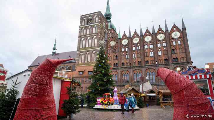 Stralsund: „Weihnachtsmann“ protestiert gegen Corona-Regeln – Polizei führt Mann ab - RND