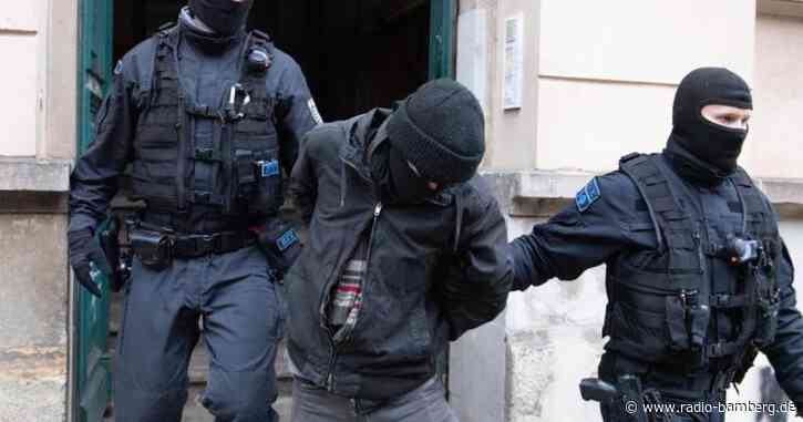 Morddrohungen gegen Kretschmer – Festnahme bei Razzia