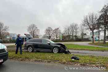 Botsing met politiecombi: twee personen gewond
