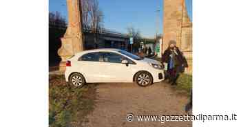 Maleducazione al volante: un parcheggio assurdo sul viottolo pedonale - Gazzetta di Parma