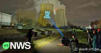 Actiegroep protesteert tegen gascentrales met slogans op koeltoren in Vilvoorde - VRT NWS