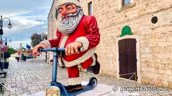 Putignano, città della cartapesta: Babbo Natale arriva in monopattino - Gazzetta del Sud