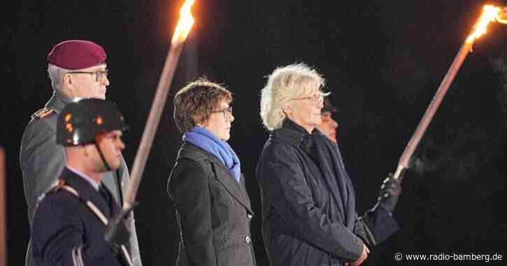 Kramp-Karrenbauer mit Großem Zapfenstreich verabschiedet