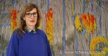 Kristina Groß vom Kunstmuseum Ravensburg spricht mit Caroline Achaintre - Schwäbische