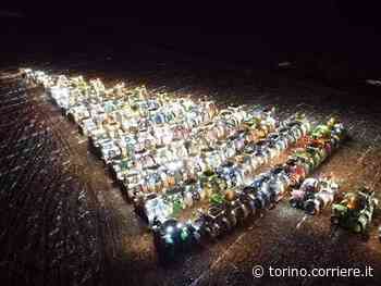 Cuneo, l’Albero di Natale realizzato con 107 trattori (un record) - Corriere della Sera