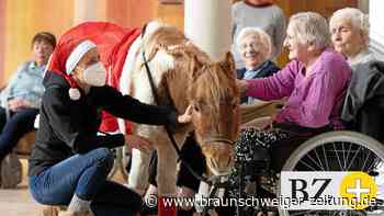 Pferd begeistert Menschen im Seniorenheim