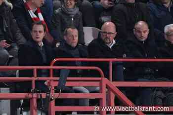 📷 Standard-fans laten zich niet tegenhouden en protesteren met spandoeken tegen het bestuur