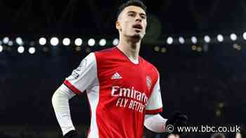 Arsenal beat 10-man West Ham to replace them in top four