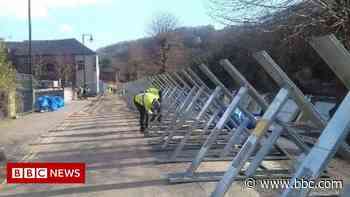 Flood barriers come down as River Severn levels fall - BBC News