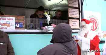 Weihnachtsessen mit Piks: Frank Zander verteilt Essen an Obdachlose - WEB.DE News