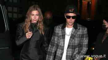 Hailey Bieber sceglie il little black dress per andare all'opera - Vogue.it