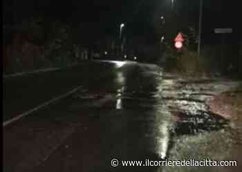 Buche, scene ‘surreali’ tra Ardea a Pomezia: veicoli a passo d’uomo, maxi buche e allagamenti, spostarsi è diventato un incubo - Il Corriere della Città