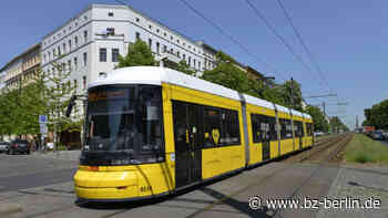 Mann bewirft Tram mit Steinen und springt auf die Gleise - B.Z. – Die Stimme Berlins