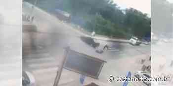 Motociclista sobrevive a colisão impressionante em Bertioga | VÍDEO - Costa Norte