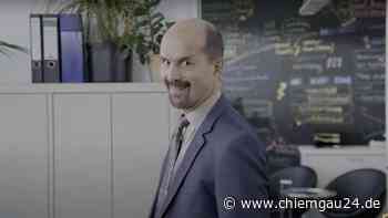 Stromberg ist zurück: Büro-Ekel wirbt in Clips fürs Impfen gegen Corona - chiemgau24.de