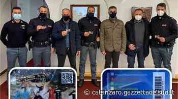 Crotone, l'immagine del poliziotto che porta in salvo una piccola migrante sulla tessera del sindacato LeS - Gazzetta del Sud - Edizione Catanzaro, Crotone, Vibo