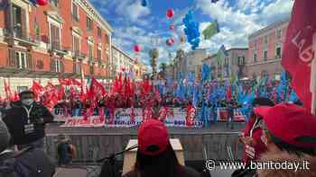 Dai precari dei supermercati agli informatici a rischio licenziamento: migliaia in piazza Libertà per lo sciopero generale - BariToday