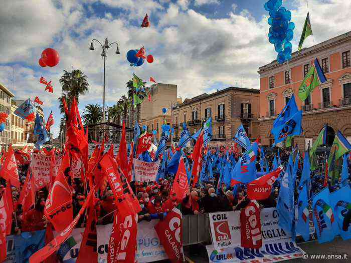Sciopero: a Bari in migliaia da 4 regioni, 'ascoltate il Paese' - Agenzia ANSA