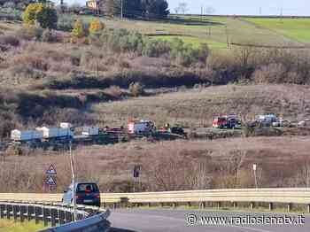 Siena: incidente rotatoria abbadia di Ruffolo, scontro tra due mezzi - RadioSienaTv